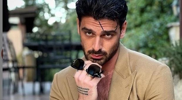 https://statics.cedscdn.it/photos/MED/2025/05/22/8852022_22103117_michele_morrone.jpg