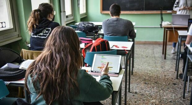 https://statics.cedscdn.it/photos/MED/2025/05/22/8852043_22105003_smartphone_esplode_batteria_studente_lezione_liceo_classe_tivoli_roma_oggi_22_5_2025.jpg
