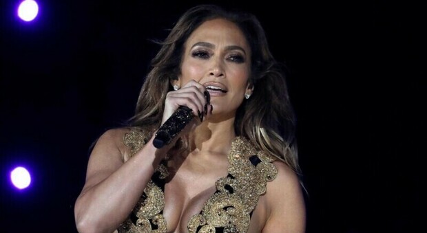 https://statics.cedscdn.it/photos/MED/2025/05/22/8852047_22105405_jennifer_lopez_concerto_lucca_prezzi_concerto_foto_oggi_22_5_2025.jpg