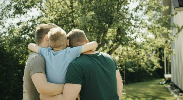 https://statics.cedscdn.it/photos/MED/2025/05/22/8852166_21220257_7580216_17223223_coppia_gay_1280x725.jpg