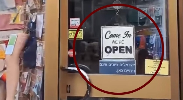 https://statics.cedscdn.it/photos/MED/2025/05/22/8852172_22125253_milano_cartello_contro_israeliano.jpg