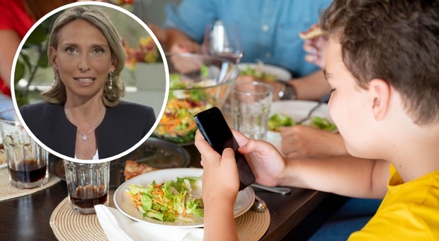 https://statics.cedscdn.it/photos/MED/2025/05/22/8852186_28144816_bambino_smartphone_ristorante_bozzola.jpg