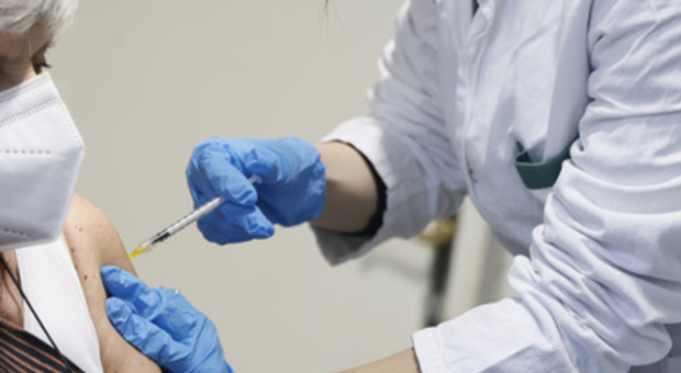 https://statics.cedscdn.it/photos/MED/2025/05/22/8852253_22141609_covid_ema_vaccini_morte_cornavirus_oggi_22_5_2025.jpg