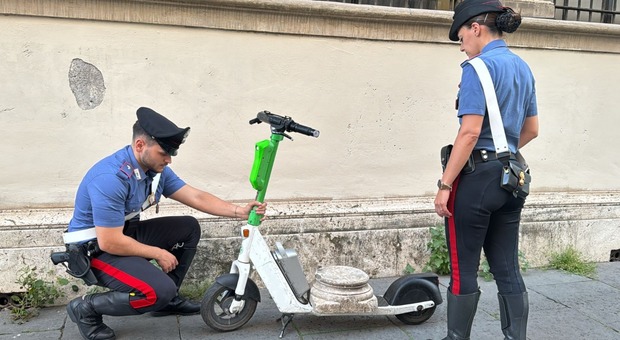 https://statics.cedscdn.it/photos/MED/2025/05/22/8852298_22150357_turista_ruba_colonna_roma_via_veneto_oggi_22_5_2025.jpg
