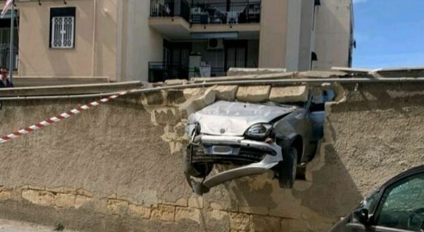 https://statics.cedscdn.it/photos/MED/2025/05/22/8852371_22145319_bisceglie_incidente_auto.jpg