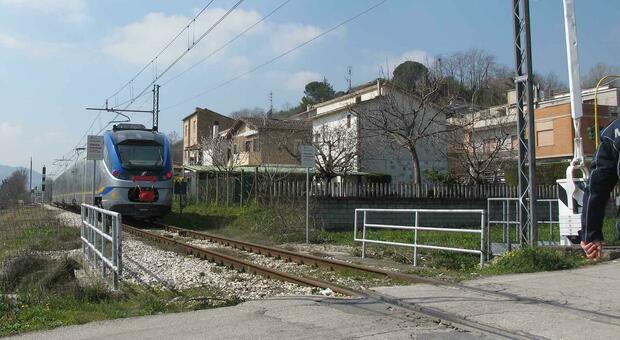 https://statics.cedscdn.it/photos/MED/2025/05/22/8852562_22190938_passaggio_a_livello_treno.jpg