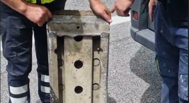 Tolentino, camion perde un grande pezzo di ferro in superstrada e distrugge 10 auto e una moto. Il centauro: «Miracolato»