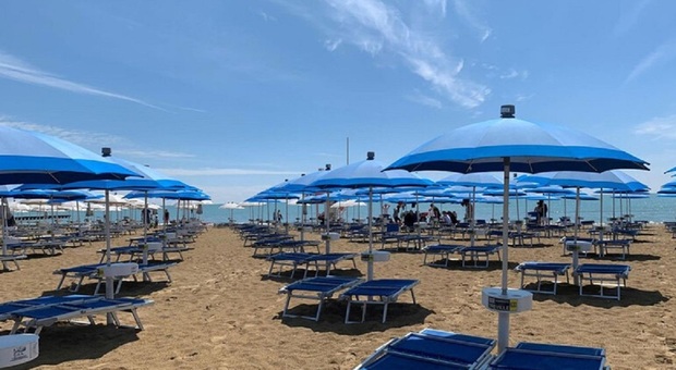 https://statics.cedscdn.it/photos/MED/2025/05/23/8854186_23104145_spiaggia_ombrelloni_lettini_prezzi.jpg