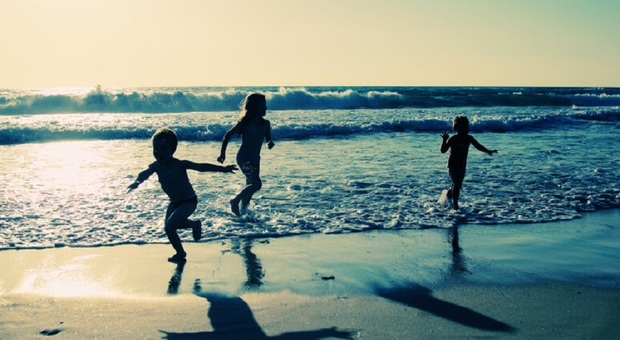 https://statics.cedscdn.it/photos/MED/2025/05/23/8854255_23113648_spiaggia_bambini_bandiere_verdi.jpg