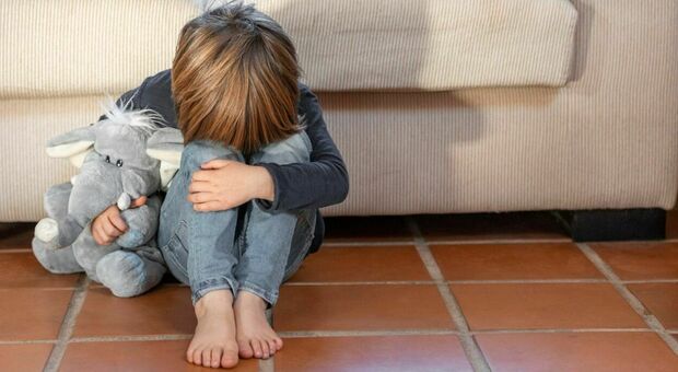 https://statics.cedscdn.it/photos/MED/2025/05/23/8854591_23162421_bambini_soli_casa_degrado_maltrattamenti_genitori_torino_oggi_23_5_2025.jpg