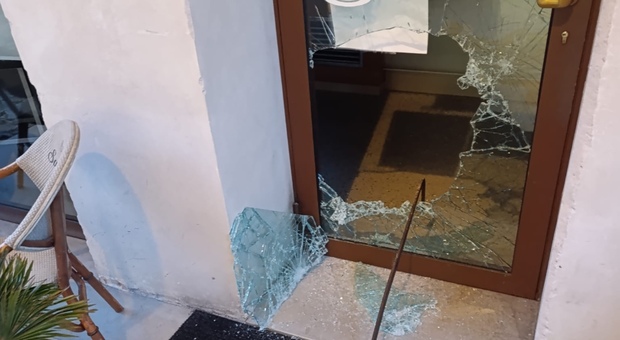 Ladri golosi si intrufolano in piena notte nei bar, fanno sparire i soldi e portano via anche le brioches. Il titolare: «Danni importanti»