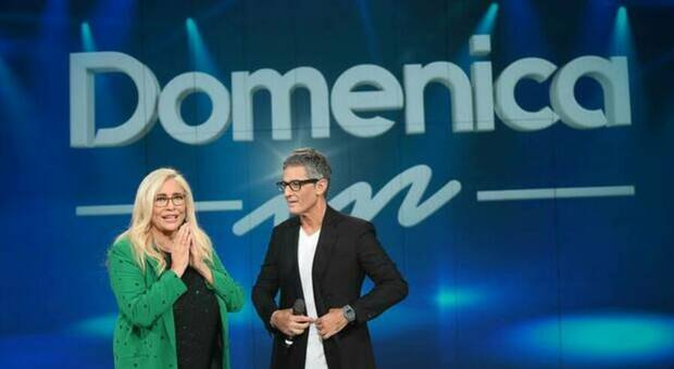 https://statics.cedscdn.it/photos/MED/2025/05/23/8854975_23214241_8854625_23165345_fiorello_mara_venier.jpg