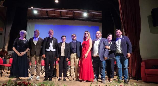 «Rustici irrispettosi a teatro»: veleno social dopo il post sulle scarpe dei politici a teatro