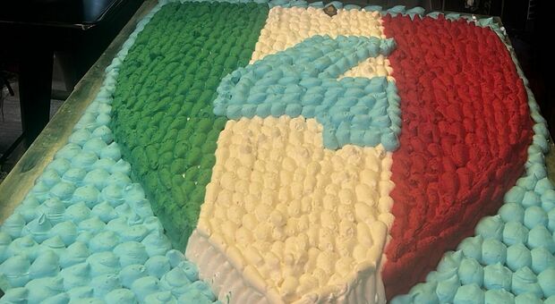 La maxi torta di 40 chili per lo scudetto
