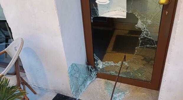 Ladri golosi si intrufolano in piena notte nei bar, portano via soldi e brioches ma vengono pizzicati dalle telecamere: «Tutti e 3 a volto scoperto»