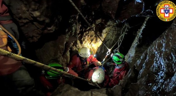 https://statics.cedscdn.it/photos/MED/2025/05/24/8856687_24182310_volo_15_metri_morto_grotta_remeron_varese_oggi_24_5_2025.jpg
