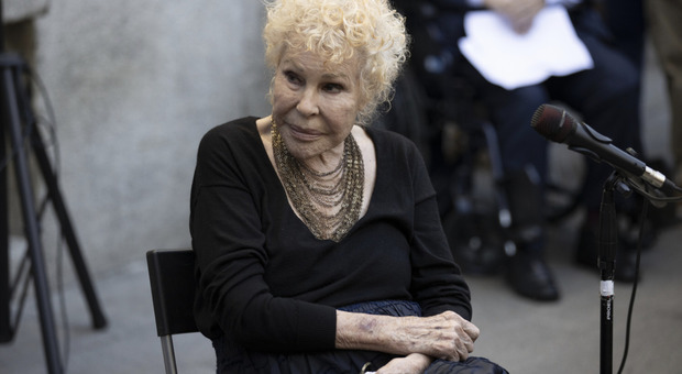 https://statics.cedscdn.it/photos/MED/2025/05/24/8856689_24182648_ornella_vanoni.jpg