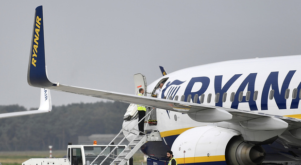 https://statics.cedscdn.it/photos/MED/2025/05/25/8858199_25150949_ryanair_ritardo_volo_bloccato_passeggeri_oggi.jpg