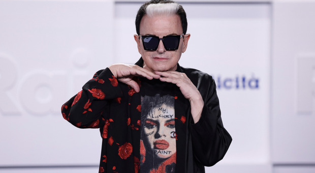 Cristiano Malgioglio si sposa: «Celentano la mia testimone di nozze». Silvia Toffanin lo rimprovera: «Mi hai mandato a fare la spesa per te»