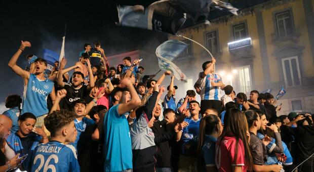 Festa Scudetto Napoli: il percorso del pullman e i varchi d'accesso: il comunicato della società Festa Scudetto Napoli: il percorso del pullman e i varchi d'accesso: il comunicato della società