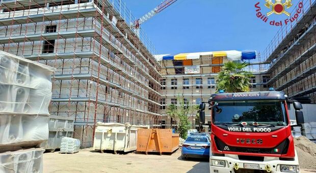 Crolla il solaio di un ex convento in ristrutturazione, due operai di 38 e 40 anni travolti dalle macerie