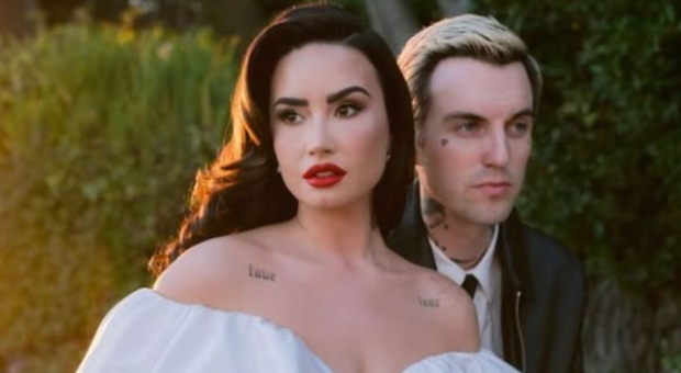 https://statics.cedscdn.it/photos/MED/2025/05/26/8859885_26144051_demi_lovato_matrimonio_jordan_lutes_look_nozze_oggi_26_5_2025.jpg