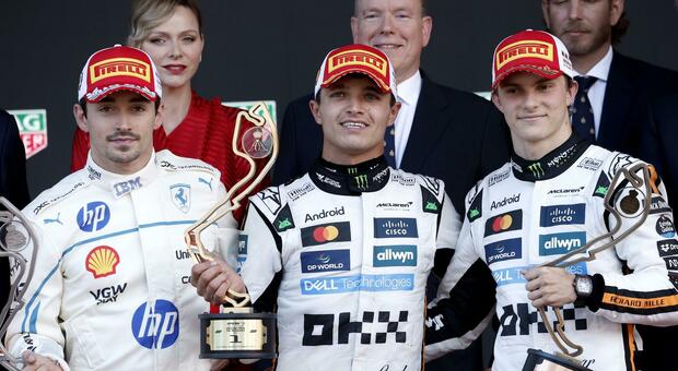 Il podio di Montecarlo: davanti i piloti, dietro la famiglia del principe