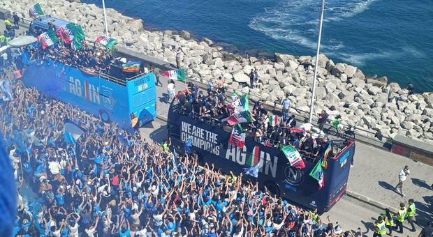 https://statics.cedscdn.it/photos/MED/2025/05/26/8860046_26174627_festa_scudetto_napoli_bus_barche_tifosi_oggi_26_5_2025.jpg