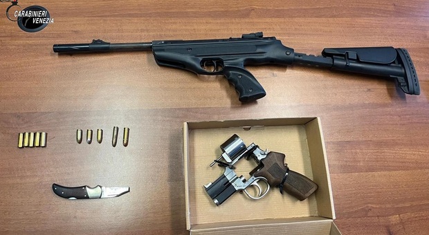 Spara con un revolver in centro a Chioggia, arrestato 42enne: in casa sua trovata l'arma priva di matricola, cartucce, un coltello e una carabina senza tappo rosso