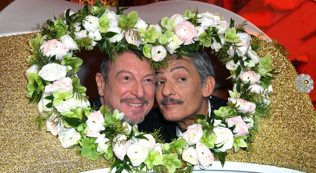 https://statics.cedscdn.it/photos/MED/2025/05/26/8860120_26185411_amadeus_fiorello.jpg