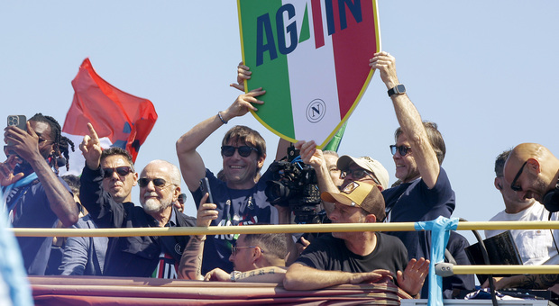 https://statics.cedscdn.it/photos/MED/2025/05/26/8860132_26191153_napoli_festa_scudetto_conte_adl_de_bruyne_lukaku_oggi_26_5_2025.jpg