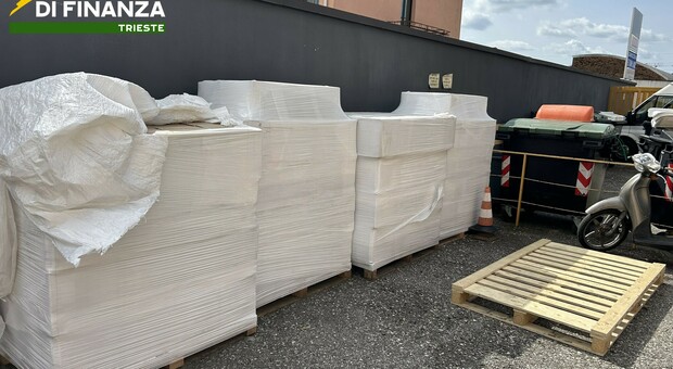 Sigarette di contrabbando, trovate 10 tonnellate in un magazzino: avrebbero fruttato 2 milioni e mezzo di euro