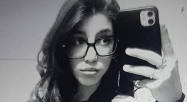 https://statics.cedscdn.it/photos/MED/2025/05/28/8863621_28074630_01_martina_carbonaro_ragazza_scomparsa.jpg