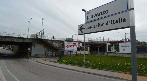 Marciapiede dissestato, cade e si rompe il setto nasale: «Degrado e alberi mai curati»