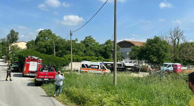 Operaio di 47 anni schiacciato dal trattore su cui stava lavorando: trasportato a Torrette, gravi le sue condizioni