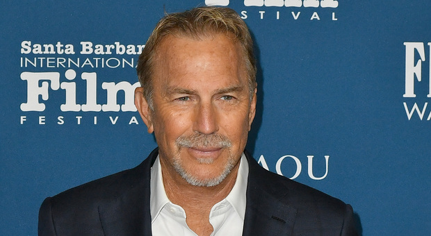 https://statics.cedscdn.it/photos/MED/2025/05/28/8863871_28120840_kevin_costner_stupro_set_devyn_la_bella_oggi_28_9_2025.jpg