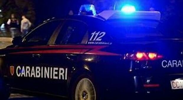 Fermato su un'auto rubata, inghiotte un ovulo di cocaina davanti ai carabinieri: divieto di dimora per un ventenne tunisino