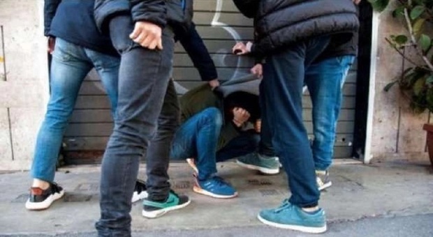 Diciottenne pestato dal branco per strada: accerchiato e massacrato a calci e pugni fino a rompergli il naso. L'ipotesi della spedizione punitiva