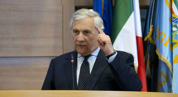 Tajani: «Israele, atti inaccettabili contro i civili». E alla Camera bagarre su Gaza: «Avete stretto le mani insanguinate di Netanyahu»