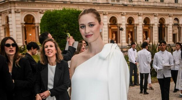 Beatrice Borromeo incinta del terzo figlio? La principessa in look "premaman" alla sfilata di Dior: «Dopo due maschietti, arriva una femmina»