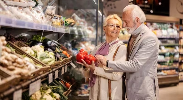 https://statics.cedscdn.it/photos/MED/2025/05/29/8866314_29135320_supermercati_sconti_offerte_per_anziani_pensione_lista_completa_quali_aderiscono_oggi_29_5_2025.jpg