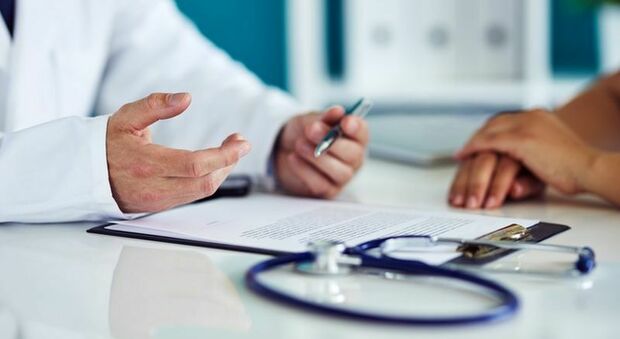 https://statics.cedscdn.it/photos/MED/2025/05/29/8866346_29143634_stipendio_lavoro_a_settimana_denuncia_medico_di_base_ferrara_oggi_29_5_2025.jpg