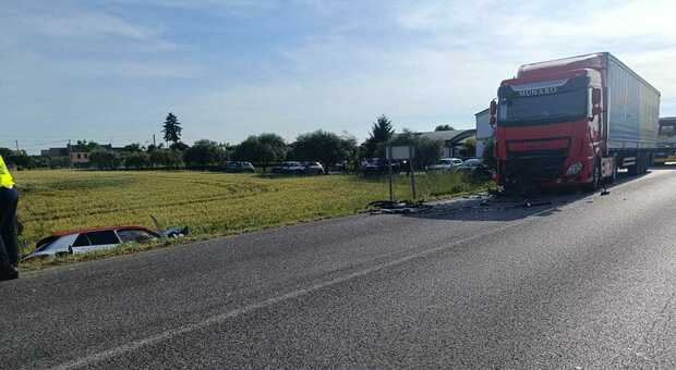 Incidente frontale tra camion e auto, che vola fuori strada: gravissima la donna alla guida della vettura