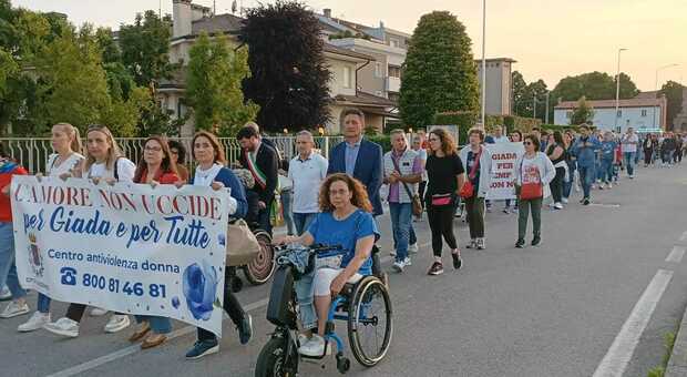 https://statics.cedscdn.it/photos/MED/2025/05/29/8866810_29204613_giada_zanola_camminata_femminicidio_anniversario_sorella_vigonza_padova.jpg