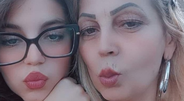 https://statics.cedscdn.it/photos/MED/2025/05/30/8868449_30124113_martina_carbonaro_enza_cossentino_mamma_voglio_morire_annuncio_social_oggi_30_5_2025.jpg