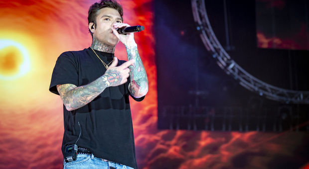 https://statics.cedscdn.it/photos/MED/2025/05/30/8869049_30215739_foto_radio_italia_concerto_duomo_milano_show_fedez_30_maggio_2025_prandoni_4351.jpg