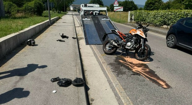 Sorpassa in moto e si schianta: paura per un 27enne