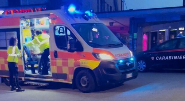 Fratelli marocchini pestano un uomo in centro. Il papà degli aggressori: «Portateli via, io e mia moglie non ce la facciamo più»