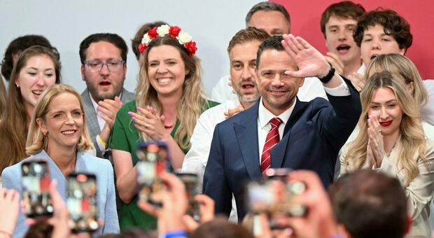 https://statics.cedscdn.it/photos/MED/2025/06/01/8872648_01212235_polonia.jpg