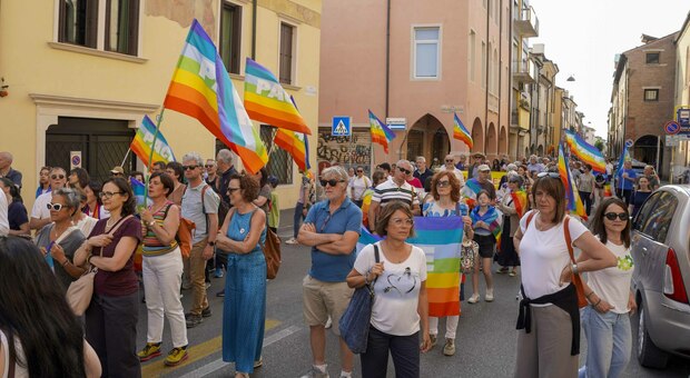 Cammino di pace, duemila in corteo per le strade cittadine: «Disarmiamo la crisi, l’indifferenza ci rende complici»